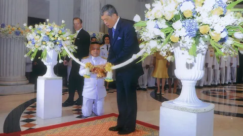 สมเด็จพระเจ้าอยู่หัว เสด็จพระราชดำเนินไปทรงเปิดงานนิทรรศการ