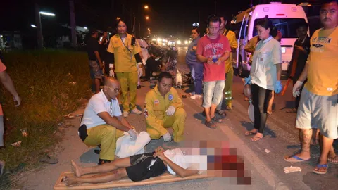 รถกระบะตีนผี! ซิ่ง เบียดจยย.ชะตาขาด ทับหัวดับอนาถ คาถนน 