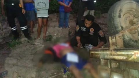 เฒ่าซิ่งรถอีแต๋นไปดูนา เสียหลักพลิกตกข้างทางถูกทับดับคาที่