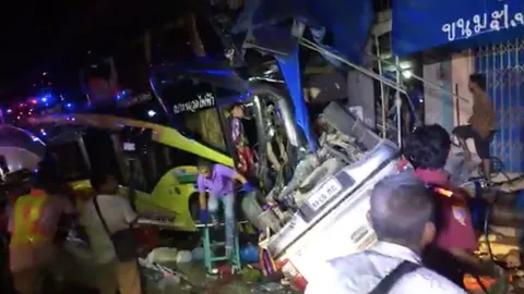 กระบะชนกับรถทัวร์ สี่แยกอ่าวลึก กระบี่ ดับแล้ว 1 เจ็บหลายราย