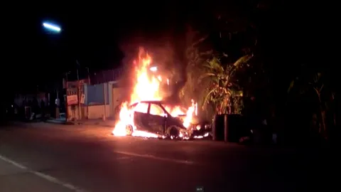 โรคจิต! หนุ่มร่างท้วมไว้ผมยาว ตระเวนใช้น้ำมันราดรถยนต์จุดไฟเผา (คลิป)