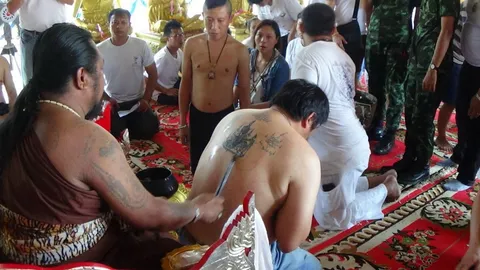 จับวุ่น! ศิษย์สำนักสักยันต์ดังอ่างทอง ของขึ้นในพิธีไหว้ครู 