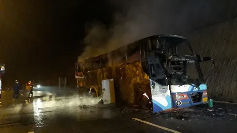 ภาพสะเทือนใจ ไฟไหม้บัสแรงงานเมียนมา! 20 ศพ กรูแย่งลงรถไม่ทันกองหน้าประตู  