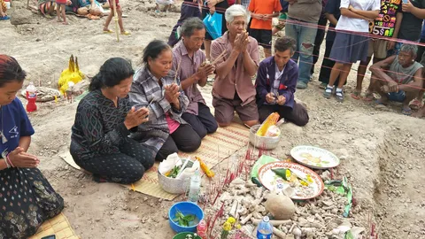 หมอธรรมดูกระดูกมนุษย์โบราณที่บุรีรัมย์ ก่อนเผยเลขเด็ด คอหวยหาซื้อวุ่น