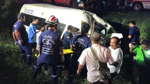 รถตู้จากโรงเกลือเข้า กทม.โชเฟอร์หลับใน พุ่งลงข้างทางชนต้นไม้เจ็บ 3 