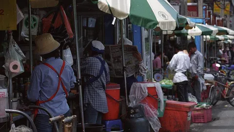 เดือดร้อนค้าขายไม่ดี ไม่ค่อยมีลูกค้าหลังมีการย้ายตลาดใหม่