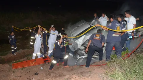 ผอ.รร.ที่ปราจีนฯ รถชน 3 คัน ก่อนเสียหลักตกถนนโดนอัดติดคาซาก