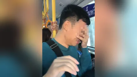 ทำเป็นอาย! เหยื่อสาวถ่ายคลิปประจาน ถูกหนุ่มโรคจิตจับก้นบนรถเมล์