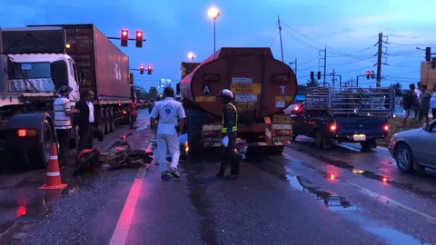 หาดใหญ่ ชายชรา ขับจยย.ถูกรถเทรลเลอร์ชนดับสยอง ร่างขาด 2 ท่อน   