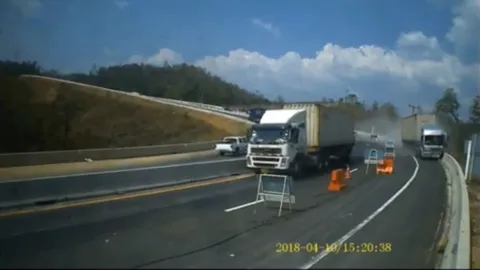 เผยคลิปรถเทรลเลอร์ลงดอยคา ชนแบริเออร์หวิดคว่ำเหมือนบัสแรงงานพม่า