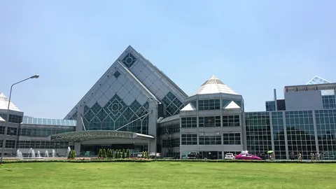 ทันสมัยดูดีที่จอดรถเพียบ "รายงานพิเศษ”-ครบ 1 ปี "ธานีนพรัตน์" ศาลาว่าการ กทม.2