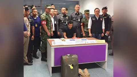 รวบหนุ่มคาสนามบินภูเก็ต ซุกยาเสพติดในรองเท้า ซ้ำเจอแบงก์พันปลอม 53 ใบ
