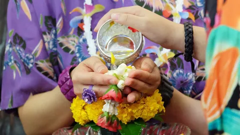 คู่มือรดน้ำดำหัวผู้ใหญ่อย่างไรให้ถูกกาลเทศะ