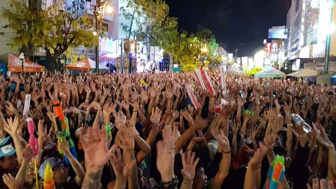 คนนับแสน ร่วมทำลายสถิติ คลื่นมนุษย์ สงกรานต์ถนนข้าวเหนียว (คลิป)