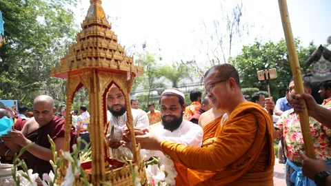 4 ศาสนาร่วมสรงน้ำพระพุทธรูปในวันสงกรานต์ ที่วัดไทยกุสินาราฯ อินเดีย