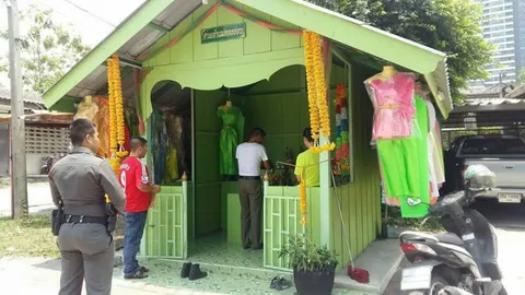 มาเอาไปเลย! ไม่ต้องขโมย ตร.ศรีราชาแจกฟรีชุดไทย ของศาลเจ้าแม่ตองอ่อน