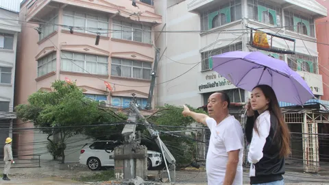 บ้าน 'โฟร์' โดนด้วย! เสาไฟล้มทับผนัง-ชายคา ห่วงพ่ออยู่คนเดียว