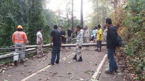 เมืองแม่ฮ่องสอน เจอพายุฤดูร้อนกระหน่ำ เสาไฟหักโค่นบ้านพังเพียบ