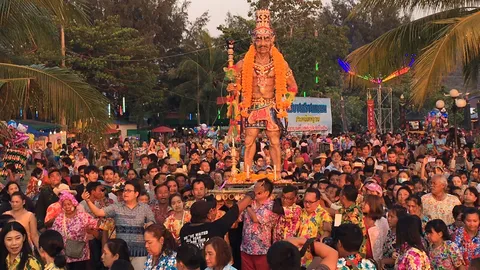 ร่วมแห่พญายม บวงสรวงก่อนลอยทะเล ความเชื่อคนบางพระ ปล่อยความทุกข์ (คลิป)