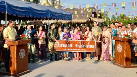 ชาวบ้านพนมทวนจัดขบวนแห่ สรงน้ำรูปหล่อหลวงปู่ม่วง