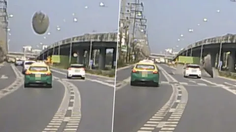 นาทีชีวิต! เก๋งขาวรอดตาย หวิดถูกแผ่นเหล็กถังโม่ปูนหล่นทับกลางถนน (คลิป)