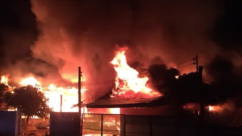 เหลือแค่เสื้อผ้าติดตัว! ไฟไหม้บ้านไม้สักปลูกติดกัน 3 หลัง เสียหายนับล้าน