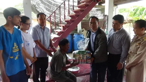 ให้กำลังใจ นพ.สธ.อ่างทอง รุดเยี่ยมลุงปลิงกัดอัณฑะ 