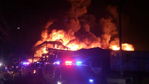 ไฟไหม้ รง.ผลิตฉนวนกันความร้อน พระประแดง ลามวอดบ้าน-อู่รถ สูญนับสิบล้าน