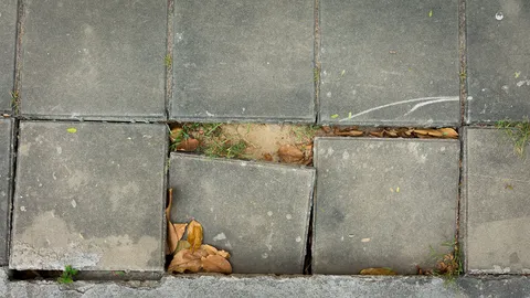 แก้ไขปรับปรุงด่วน!!! ฟุตปาทพังชำรุดเสียหาย บริเวณปากซอยสุขุมวิท 23