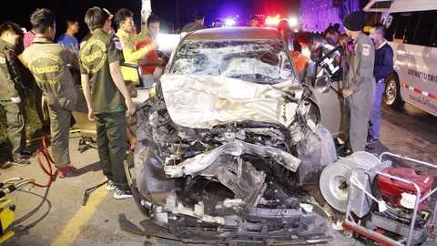 เก๋งอัดท้ายพ่วงคนขับโดนอัดก๊อปปี้คาซาก กู้ภัยช่วยยื้อชีวิตไม่สำเร็จ