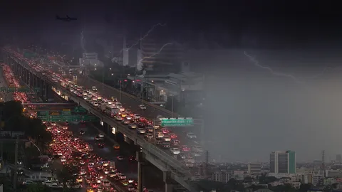  มาแล้ว !! ฝนกระหน่ำ ฟ้าคำรามสนั่นกรุง รถติดหนัก