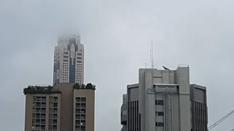 ภาพแบบนี้ไม่ค่อยได้เห็นกันบ่อย! ฝนตก หมอกลง ปิดยอดตึกใบหยก 2