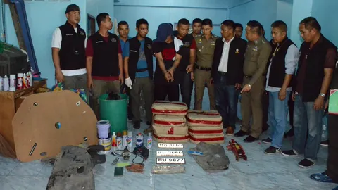 ตชด.ภ.4 - สส.ภ.1 รวบ ขรก.กรมทรัพยากรน้ำ พร้อมพวกค้ายาบ้ากว่าล้านเม็ด