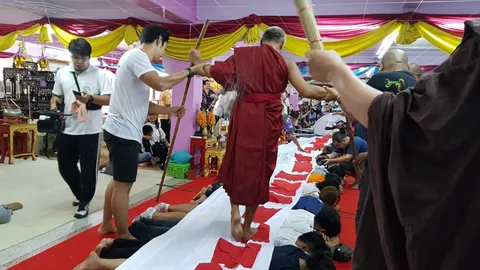 คนนับพัน แห่สรงน้ำเกจิดัง ขอให้เหยียบหลัง เชื่อ เป็นสะพานบุญ โรคหาย