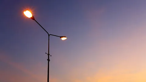 ถนนหน้าเรือนจำจังหวัดนนทบุรี ไร้ไฟส่องสว่าง ชาวบ้านร้องติดไฟให้ที