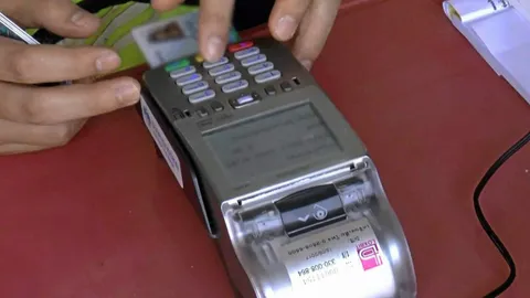 พาณิชย์ สั่งสอบร้านธงฟ้า ขึ้นป้ายขอเก็บค่ารูดบัตร 5% ผิดจริงขู่ไล่ออก