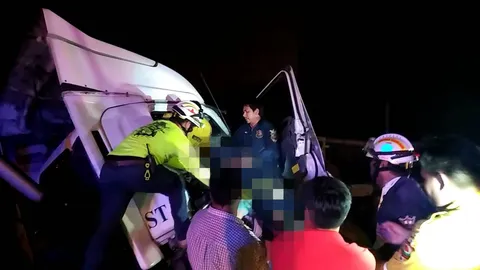 สลด! รถเทรลเลอร์ 18 ล้อ พุ่งชนรถเก๋งสาวขับ ดับ 2 ศพ 