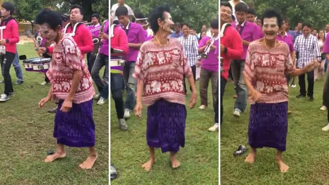 ใจล้วนๆ อายุไม่เกี่ยว! คุณยายขาแดนซ์ ออกลีลาสุดมันในขบวนแห่นาคงานบวช (คลิป)