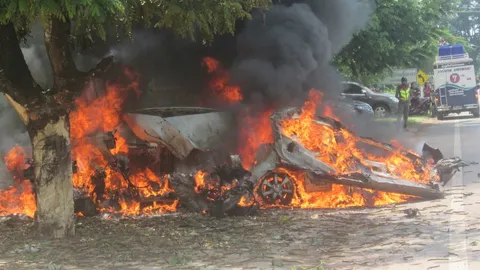 หวิดถูกย่างสด! หนุ่มซิ่งเก๋งชนต้นไม้ไฟลุกท่วมรถ คนช่วยทัน คาดหลับใน 