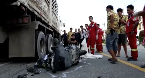 หนุ่มนศ.ปวช.ขี่ จยย.เสียหลักล้ม มุดใต้รถพ่วง 22 ล้อ โดนทับดับสยอง 