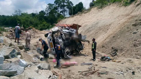 เหตุประมาท! สิบล้อลงเขาแหกโค้ง 2 ผัวเมียดับ ทำคนงานเจ็บ 1 