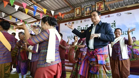 'บิ๊กตู่' นุ่งโสร่งรำเรือมตร๊ด รับห่วงชาวบ้านไม่รู้เรื่องเลือกตั้ง