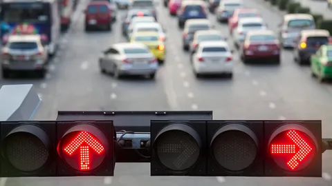 เลิกให้ตำรวจกดไฟ ถนนประเสริฐมนูกิจ