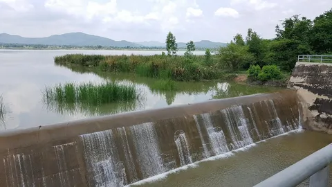 น้ำล้นอ่างห้วยใหญ่ เตือนที่ลุ่มต่ำ 2 อำเภอนครสวรรค์ รับมือน้ำท่วม