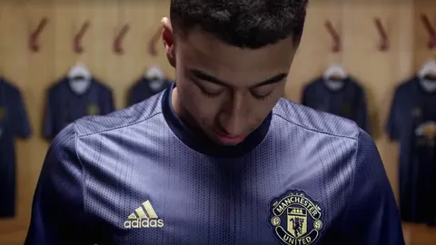 กำเงินรอ!! 'ผีแดง' เปิดตัวชุดแข่งที่ 3 ใช้ล่าทุกแชมป์ซีซั่น 2018-19 (คลิป)