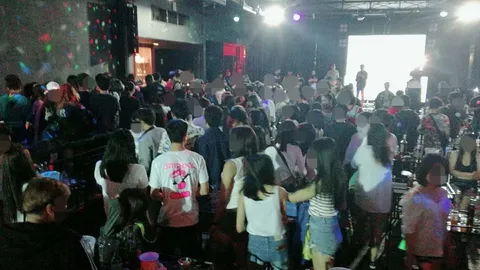 ทิ้งทวนก่อนเปิดเทอม! เด็กขอนแก่นเที่ยวผับดัง พบการ์ดพก 9 มม.พร้อมใช้งาน