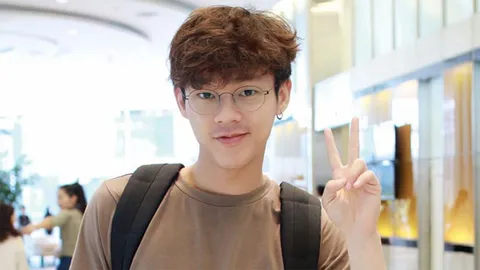 มีคนเห็นรับส่งสาว นศ.แถวคอนโดย่านสยาม จะใช่สาวนอกวงการคนนั้นรึเปล่านะ