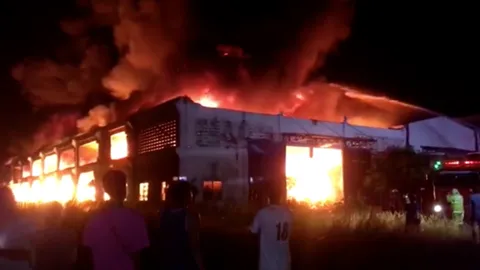 คนงาน 30 คนวิ่งหนีตาย ไฟไหม้โรงงานผ้า ชลบุรี วอดแล้ว 2 โกดัง (คลิป)