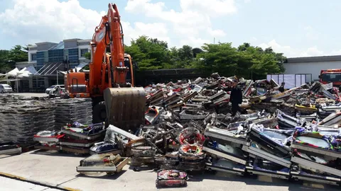 ศุลกากรทำลายตู้เกมไฟฟ้า แผงวงจร เฟรมตู้ มูลค่าเสียหายกว่า 50 ล้าน