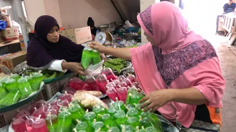 พี่น้องมุสลิมเลือกซื้ออาหารคาว หวาน และผลไม้ ไว้กินช่วงละศีลอด